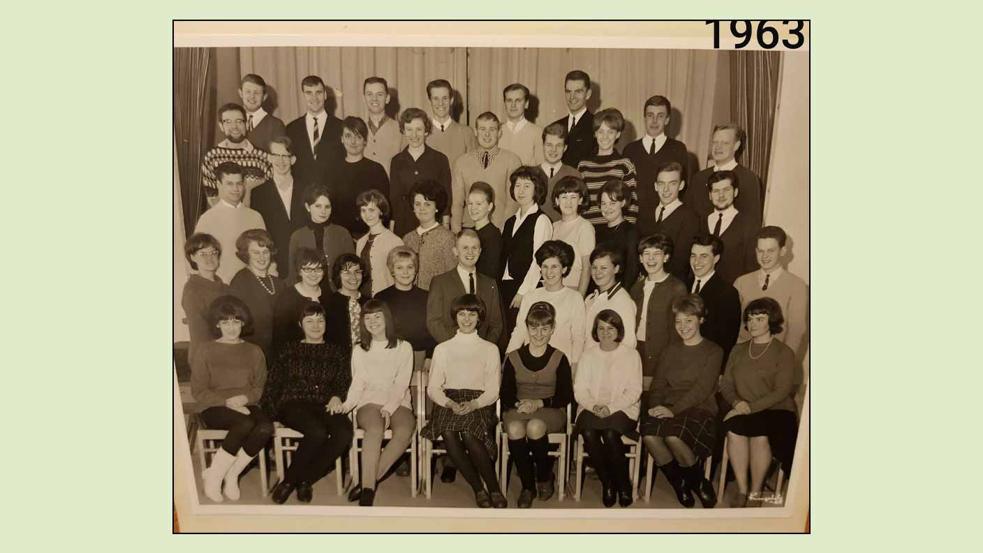 Ett gulnat klassfoto daterat 1963 i övre högra hörnet.