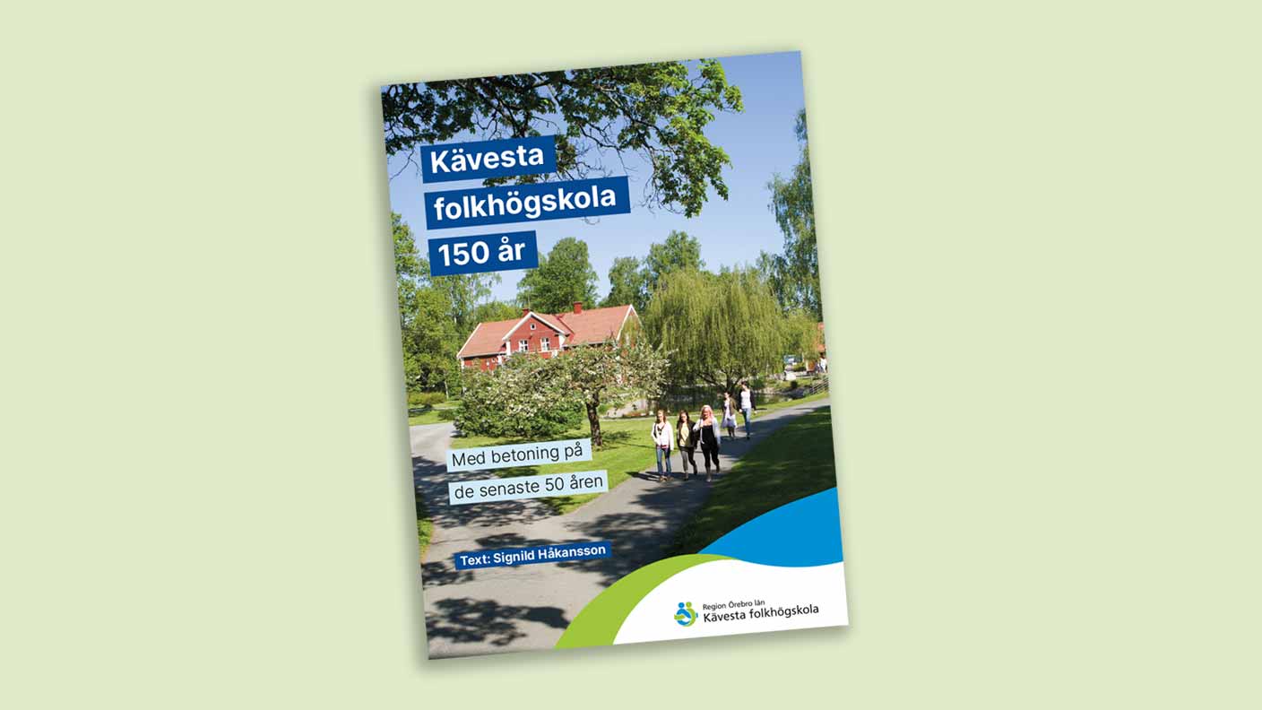 En bild av jubileumsskriftens framsida, på en ljusgrön bakgrund. Skriftens framsida består av en miljöbild från skolan - där en grupp deltagare går längs en stig mellan två röda hus. I översta vänstra hörnet står det "Kävesta 150 år" i vitt mot mörkblå bakgrund. I nedre vänsterkant står det "Med betoning på de senaste 40 åren" i svart text på ljusblå bakgrund, och därunder i ett mindre typsnitt står det "Text: Signild Håkansson" i vitt på mörkblå bakgrund. I nedre högra hörnet finns Kävesta folkhögskolas logotyp. 