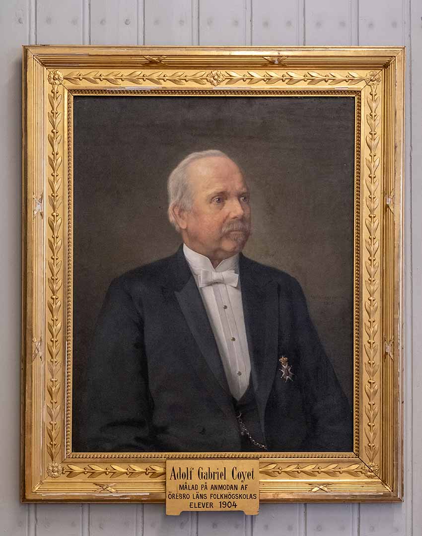 Oljemålning, porträtt av Adolf Coyete i guldfärgad ram. Coyete bär svart frack och vit fluga. 