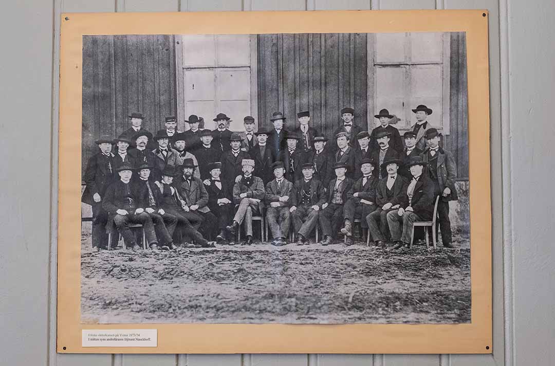 Gruppfoto, ett trettiotal män med hatt och kavaj. 